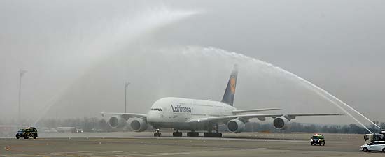 Wassertaufe Nr. 2 für die Lufthansa A380-800 "München" in Höhe des Bsucherhügels (©Foto: Martin Schmitz)